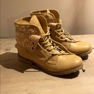 Women’s lace up Boots!